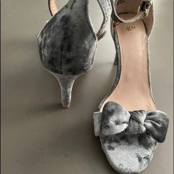 H&M crushed velvet ankle strap heels 39 runs small - Picture 8 of 15
